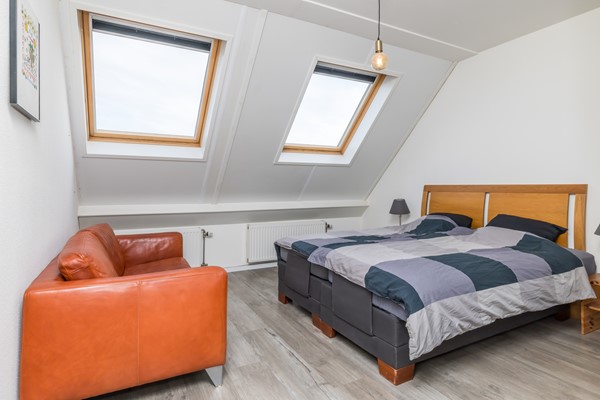 Foto - Te koop: Op goede en in geliefde woonwijk in Voerendaal gelegen halfvrijstaande bovenwoning (type B3 maisonnette), met o.a. dakterras, separate berging op de begane grond en eigen parkeerplaats. 